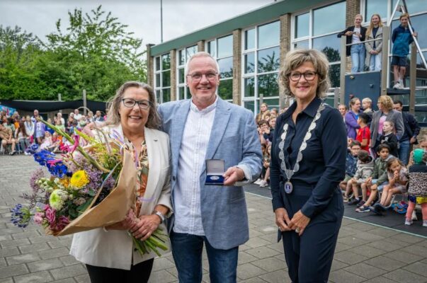 Meester Albert Tönissen uit Sommelsdijk ontvangt de Zilveren gemeentepenning